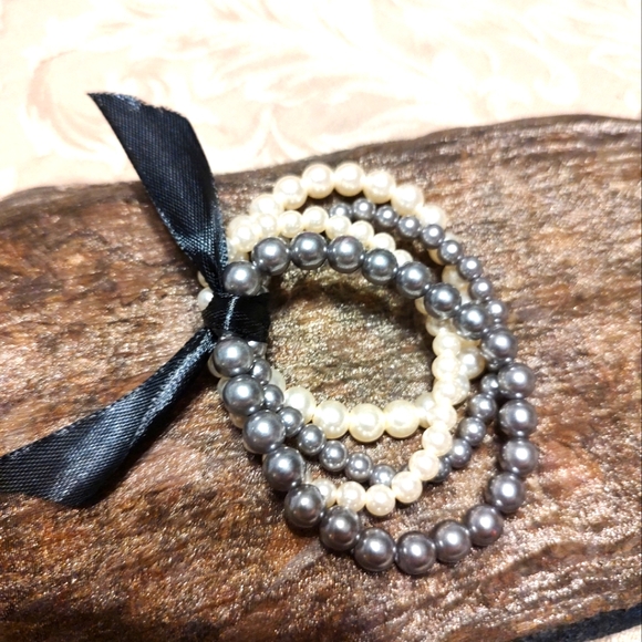 🐈⬛🖤🐈⬛ Lovely Hand Crafted Cream & Sultry Smoke Grey Faux Pearl Bracelet Set - Picture 2 of 12